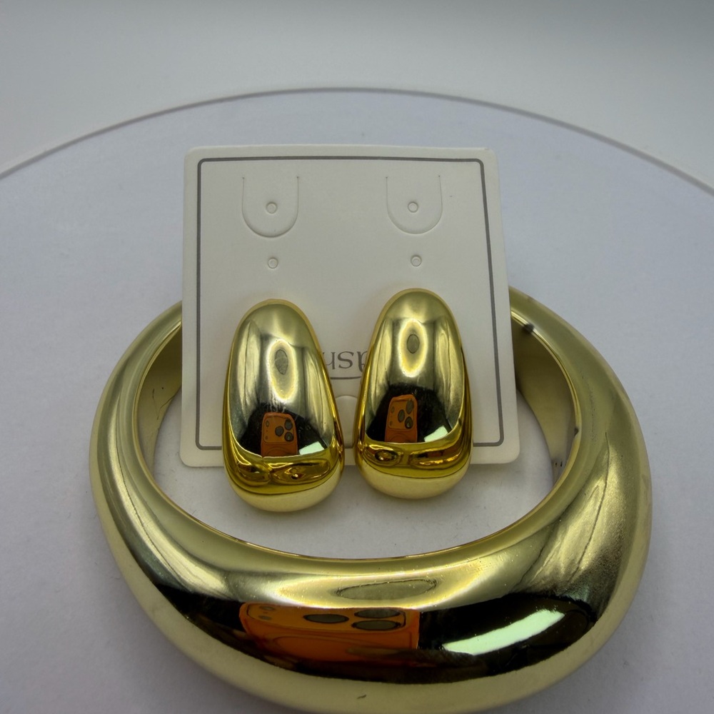 Elegant Gold Hoop Earrings - Picture 13 of 13